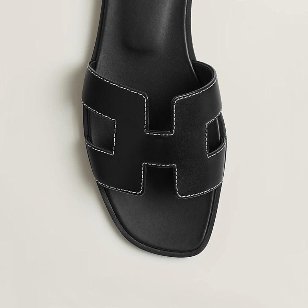 Flache Sandalen mit ausgeschnittenen Riemen - Diana