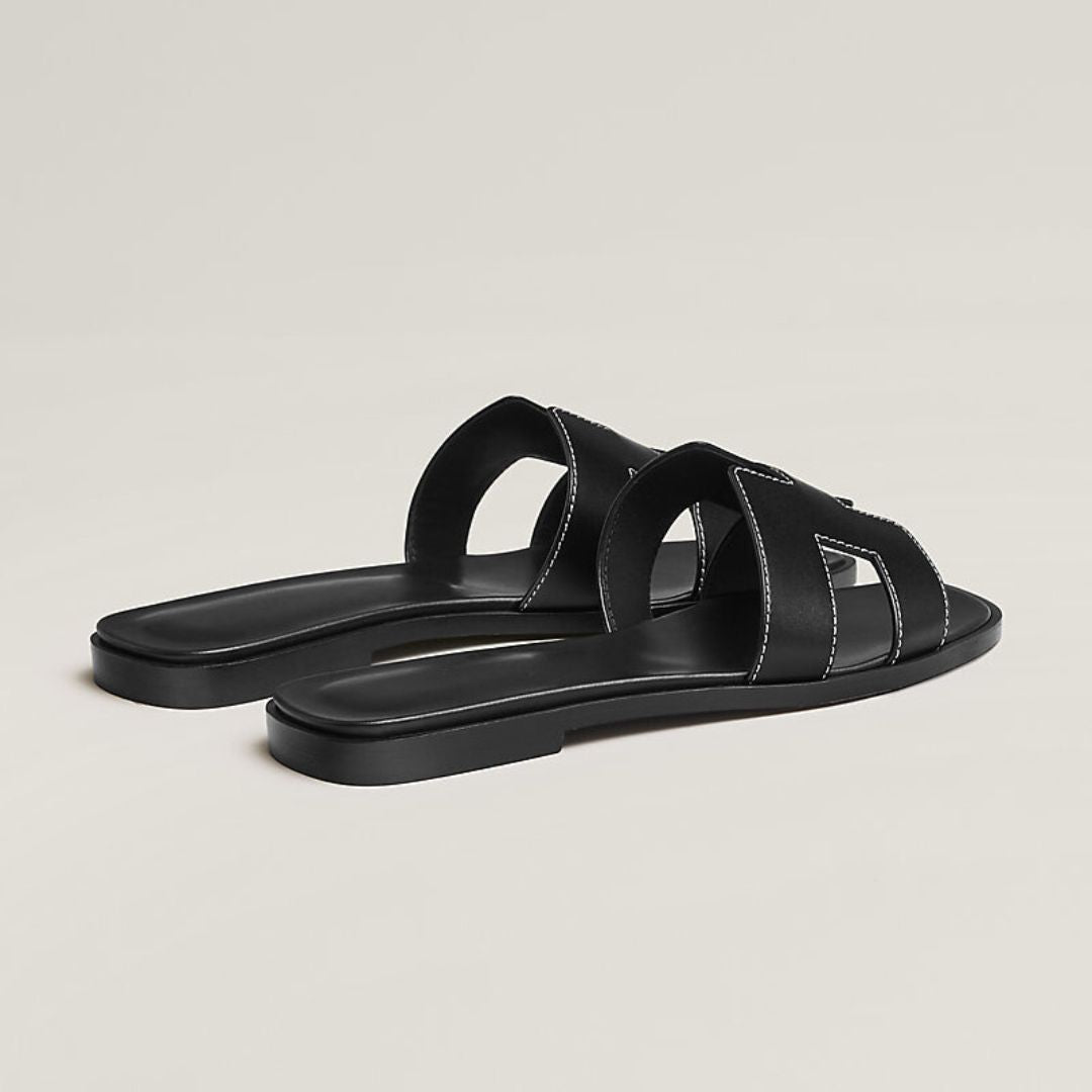 Flache Sandalen mit ausgeschnittenen Riemen - Diana