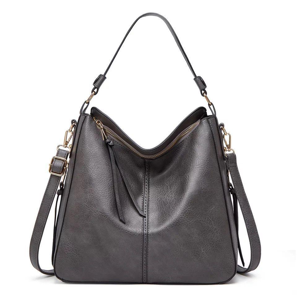 Klassische Lederschultertasche mit eleganten Golddetails