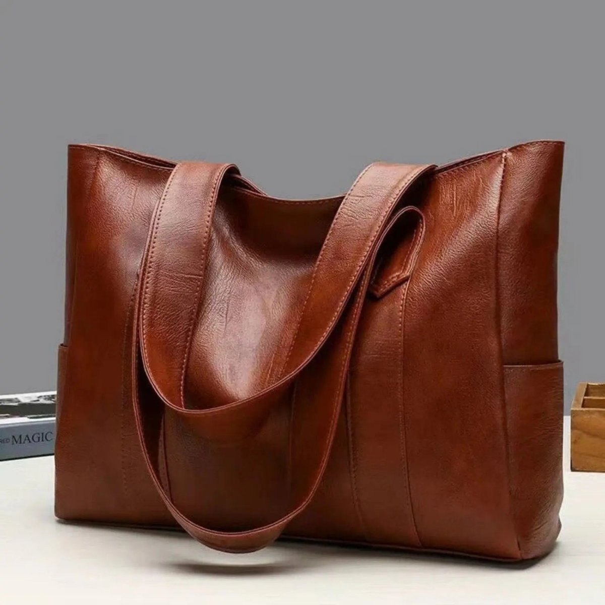 VINTARIS – Elegant Leather Shoulder Bag with Retro Touch and Smooth Surface
